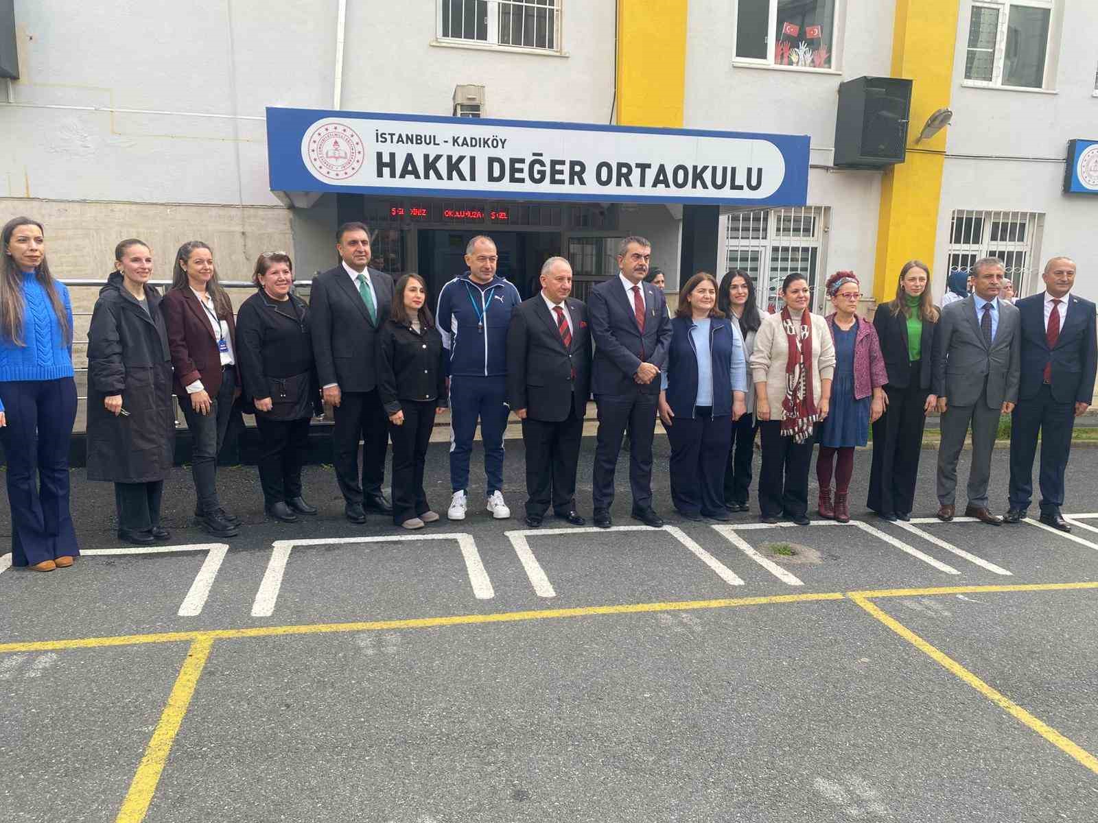 8&rsquo;inci sınıf &ouml;ğrencisinin davetine Bakan Tekin&rsquo;den s&uuml;rpriz ziyaret

