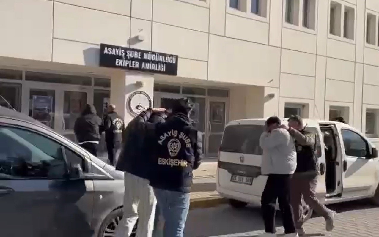 Kombi &ccedil;alan 5 ş&uuml;pheliden 4&rsquo;&uuml; tutuklandı
