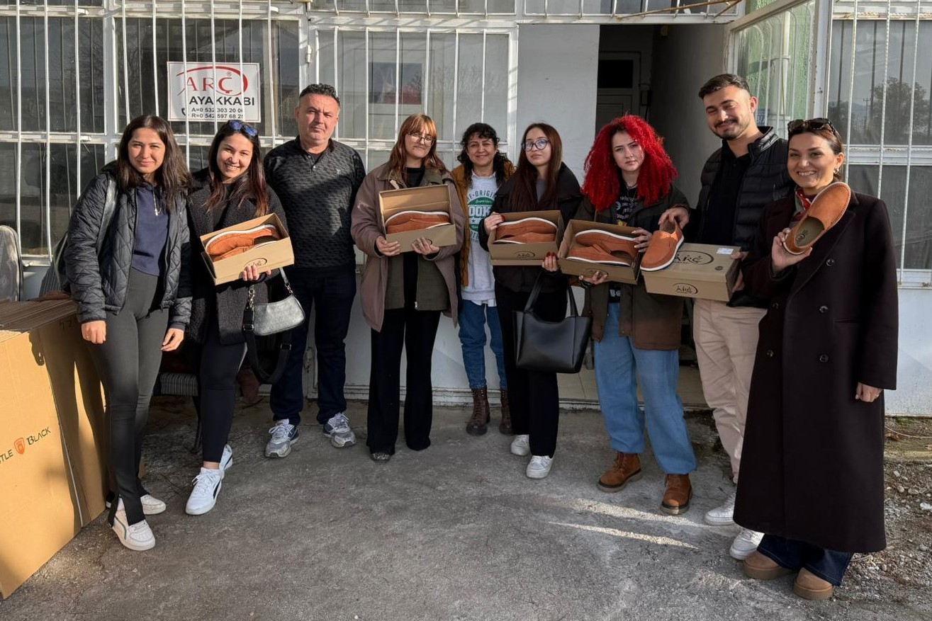 Öğrenciler babalarına ayakkabı yaptı