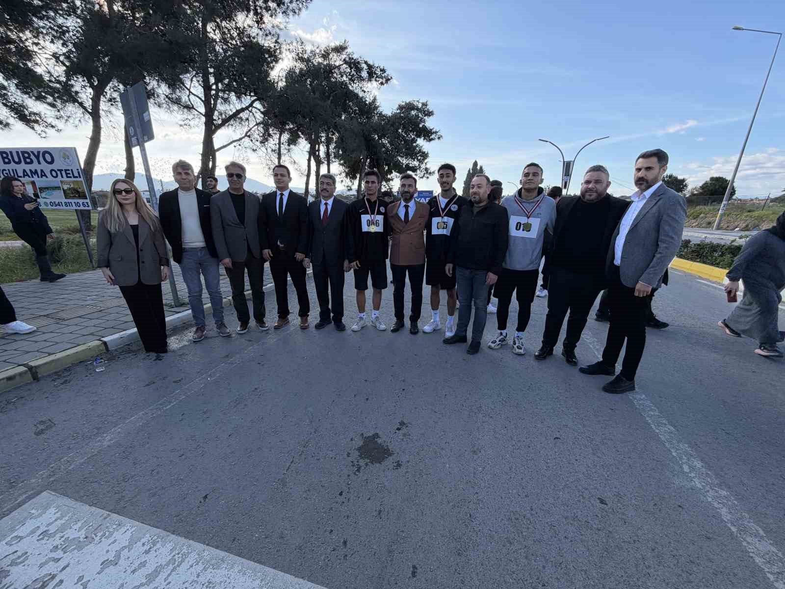 &Uuml;niversiteli gen&ccedil;ler, Gazze i&ccedil;in koştu
