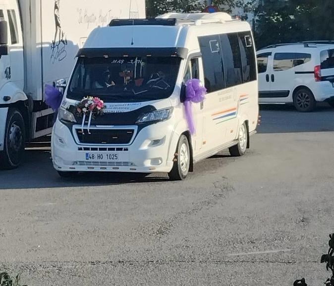 Bodrum’da gelin dolmuşu ilçe sokaklarını şenlik alanına çevirdi