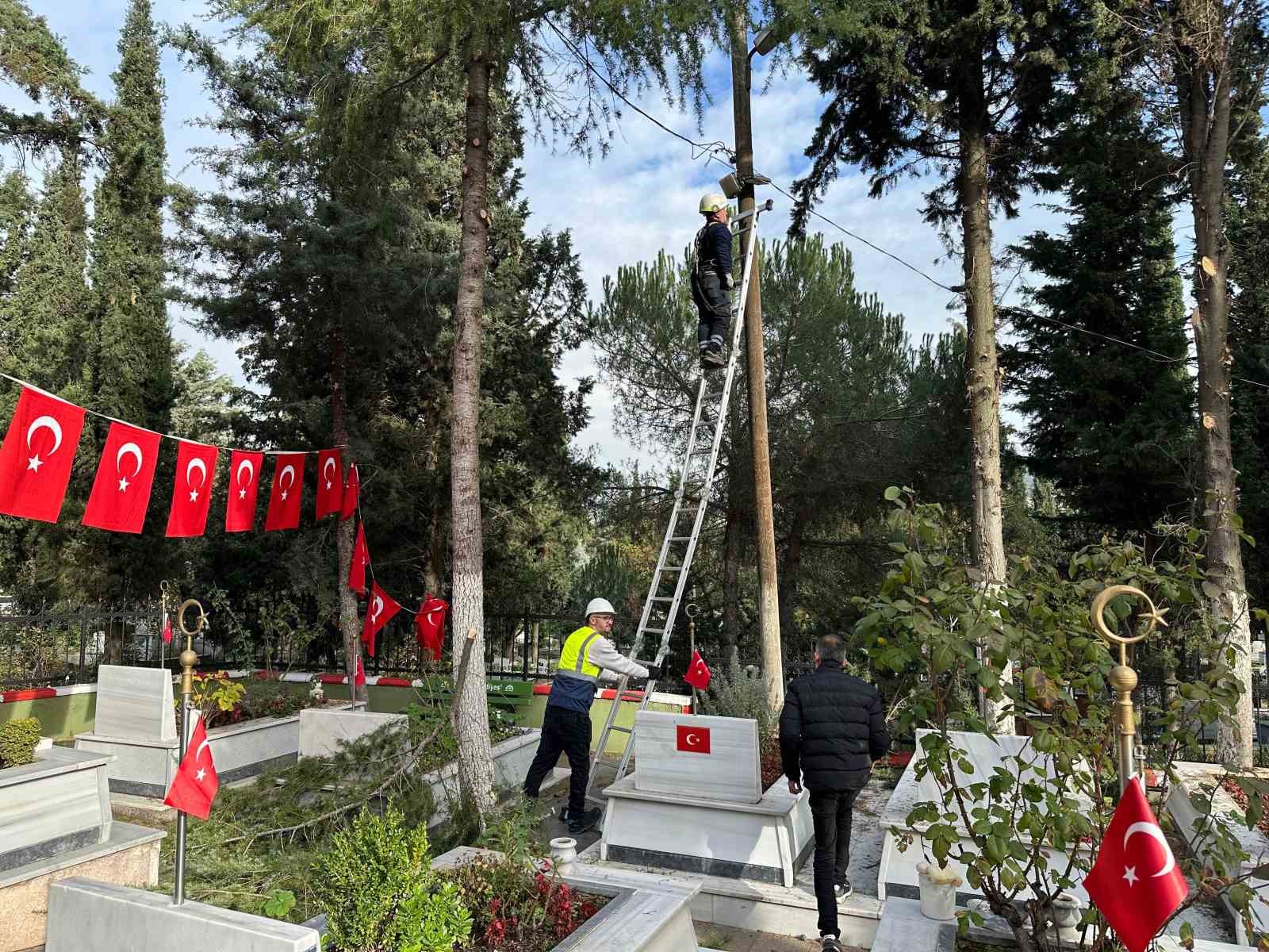 Gebze Şehitliği&rsquo;nde bakım ve onarım &ccedil;alışması yapıldı
