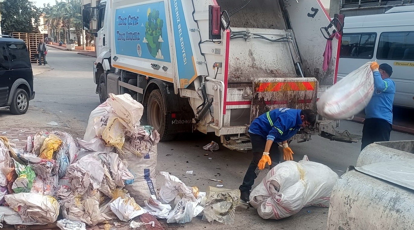 Akdeniz&rsquo;in sokakları mobilya ve hurda atıklardan arındırılıyor

