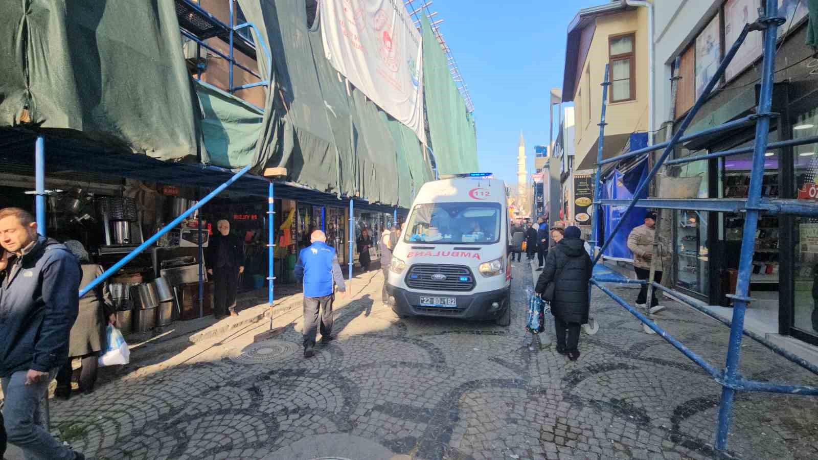 Bozuk zeminde ayağı takılan kadın yere d&uuml;şerek yaralandı
