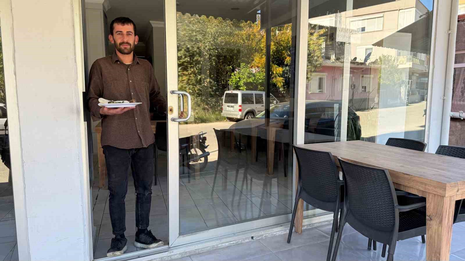 Kendi sildiği camı fark etmeyip yüzünü çarpan garson neye uğradığını şaşırdı