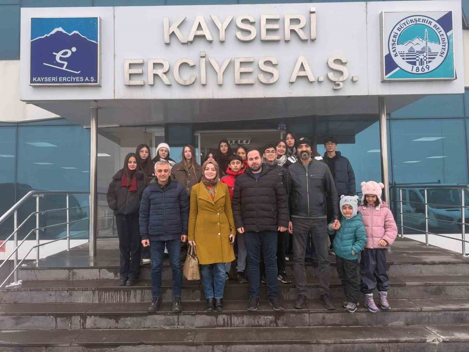 Erciyes&rsquo;in zirvesinde &ouml;ğrencilere y&ouml;nelik &rsquo;Uluslararası Dağlar G&uuml;n&uuml;&rsquo; etkinliği
