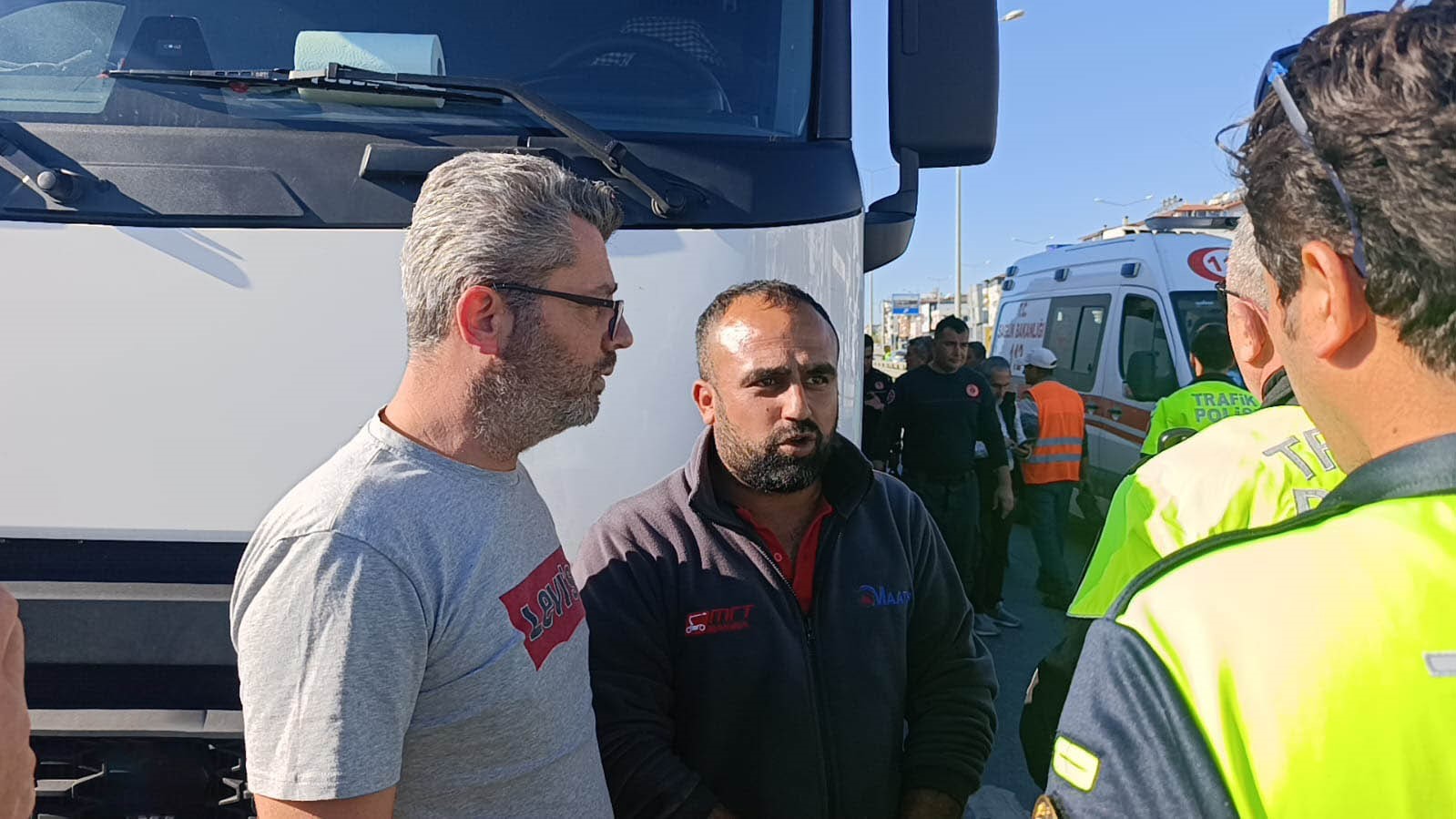 Tırın altında kalan karayolları işçisi hayatını kaybetti