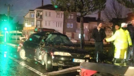 Tavşanlı&rsquo;da orta ref&uuml;jdeki ağaca &ccedil;arpan otomobildeki 2 kişi yaralandı
