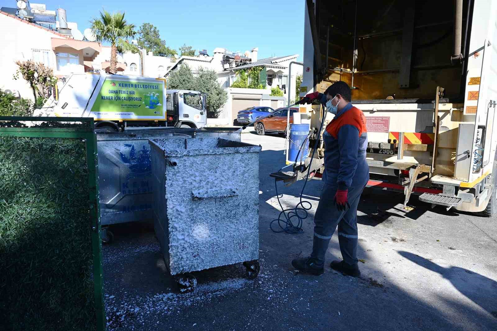 Kemer’de çöp konteynerleri dezenfekte ediliyor