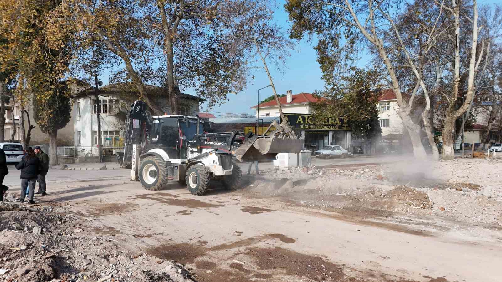 Sındırgı&rsquo;da hasarlı binaların yıkımı sonrası temizlik &ccedil;alışmaları s&uuml;r&uuml;yor
