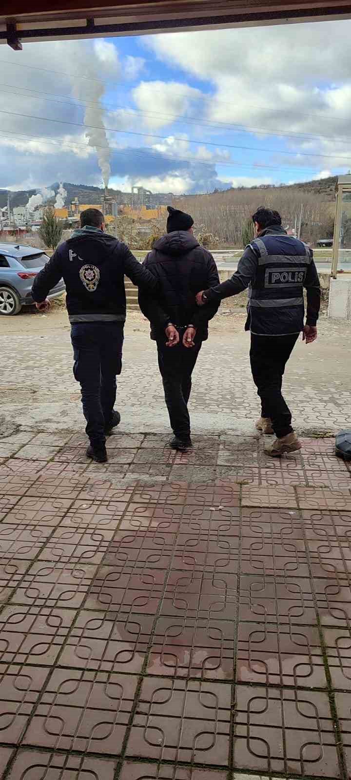 Okul müdür yardımcısını darp eden büfe işletmecisi tutuklandı