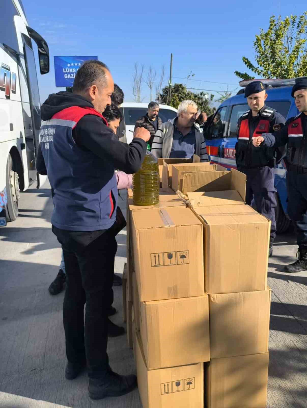 Otob&uuml;s bagajından 400 litre ka&ccedil;ak yağ &ccedil;ıktı
