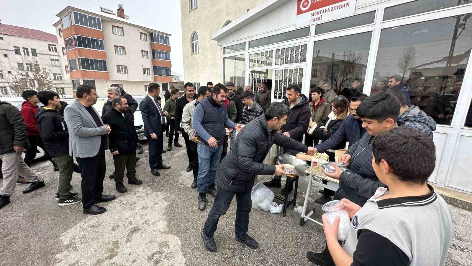 Y&uuml;ksekova&rsquo;da cuma namazı sonrası cemaate keledoş ikram edildi
