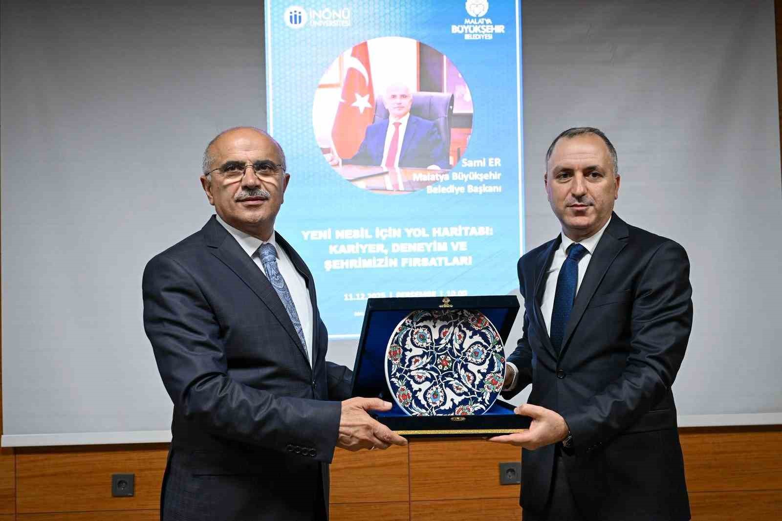 Başkan Er, &uuml;niversite &ouml;ğrencileriyle bir araya geldi: "Şehir 12 ayda ayağa kalktı"
