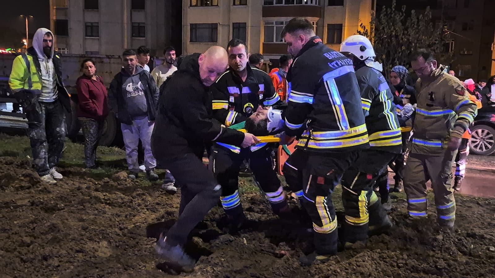 Otomobil tırın dorsesine saplandı:1 yaralı