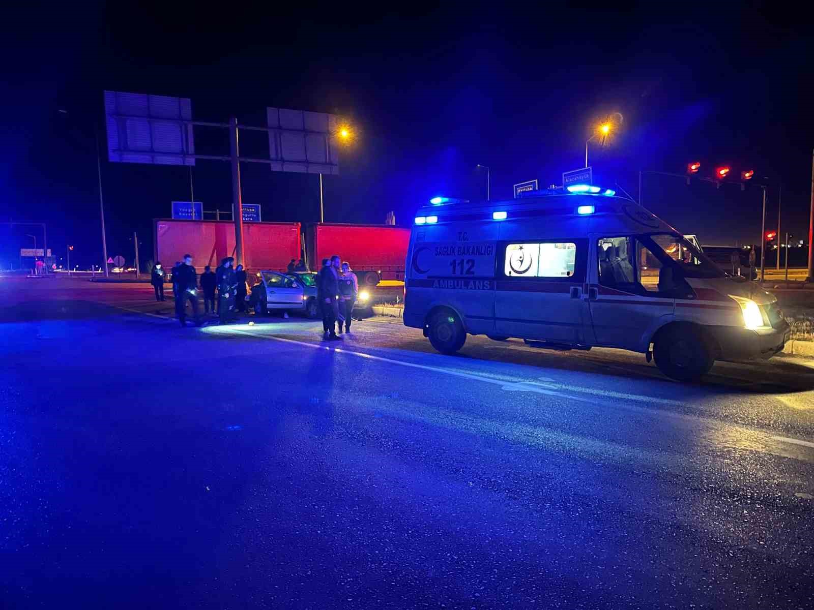 Kırmızı ışık ihlali kazaya sebep oldu: O anlar kamerada