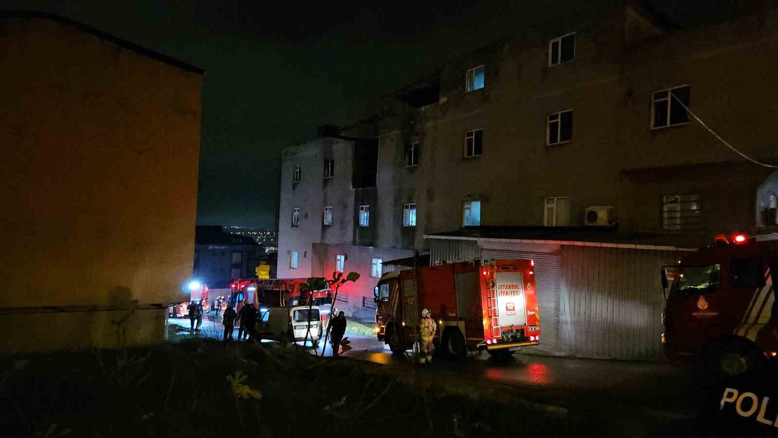 Arnavutköy’de iş yeri alevlere teslim oldu: 1’i ağır 3 yaralı
