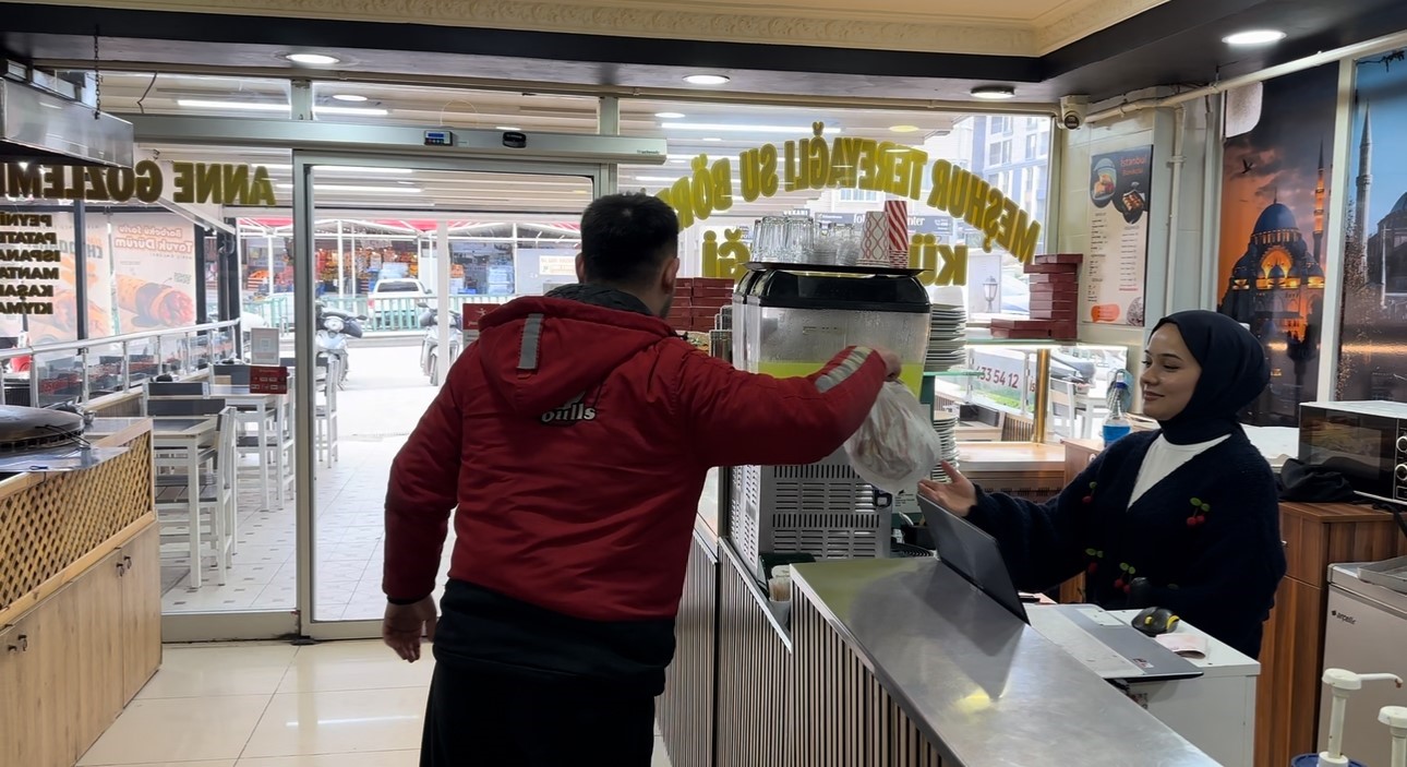 Kurye heimlich manevrasıyla boğulan çocuğu kurtardı: O anlar kamerada