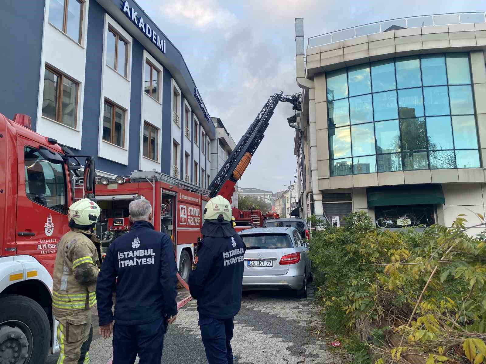 Ataşehir’de otel yangını: Çatı katı alevlere teslim oldu