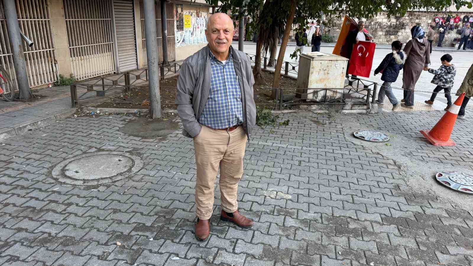 Park halindeki otomobilin dikiz aynasını tekme atıp kırdı