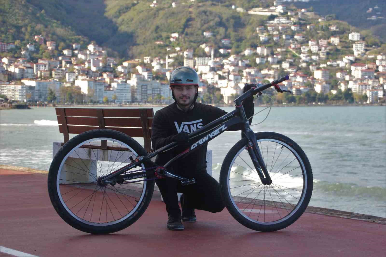 Bisiklet tutkunu gençten nefes kesen gösteri: Sahil kayalıkları parkuru oldu