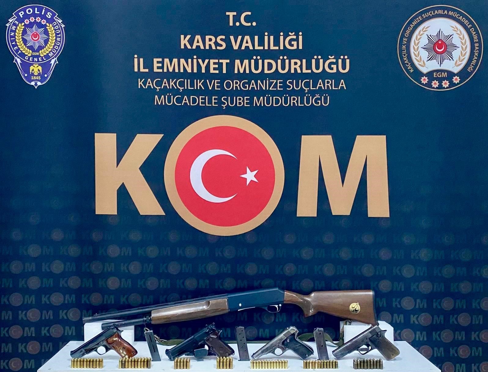 Kars merkezli 3 ilçede silah tacirlerine operasyon: Çok sayıda silah ve mühimmat ele geçirildi