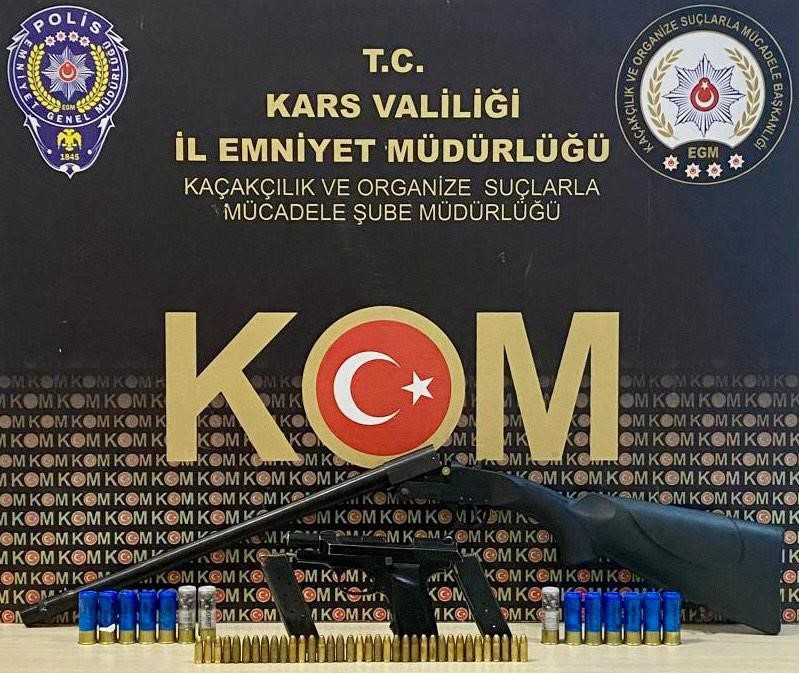 Kars merkezli 3 ilçede silah tacirlerine operasyon: Çok sayıda silah ve mühimmat ele geçirildi