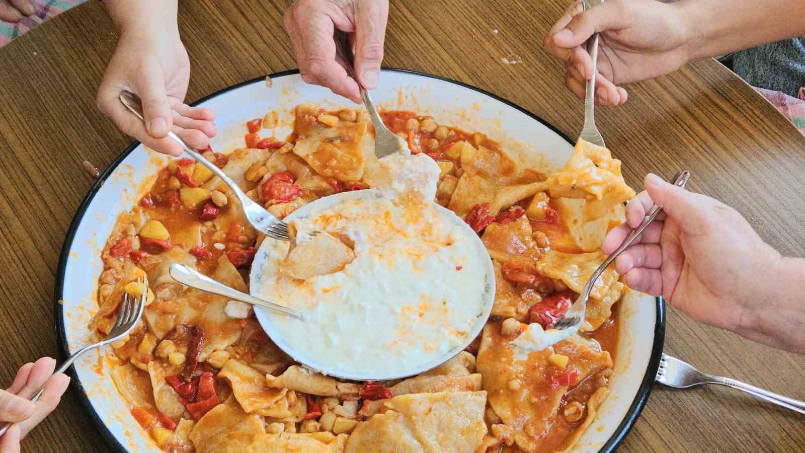 Tarhana kokusu sokağı doldurdu