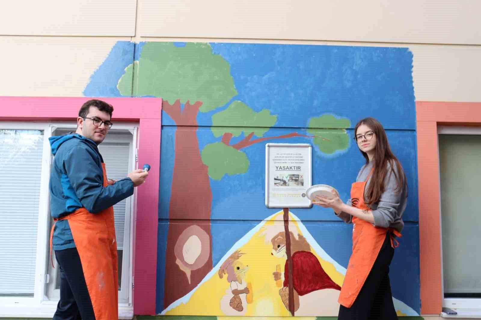 Masal kahramanlarıyla minik hastalara moral