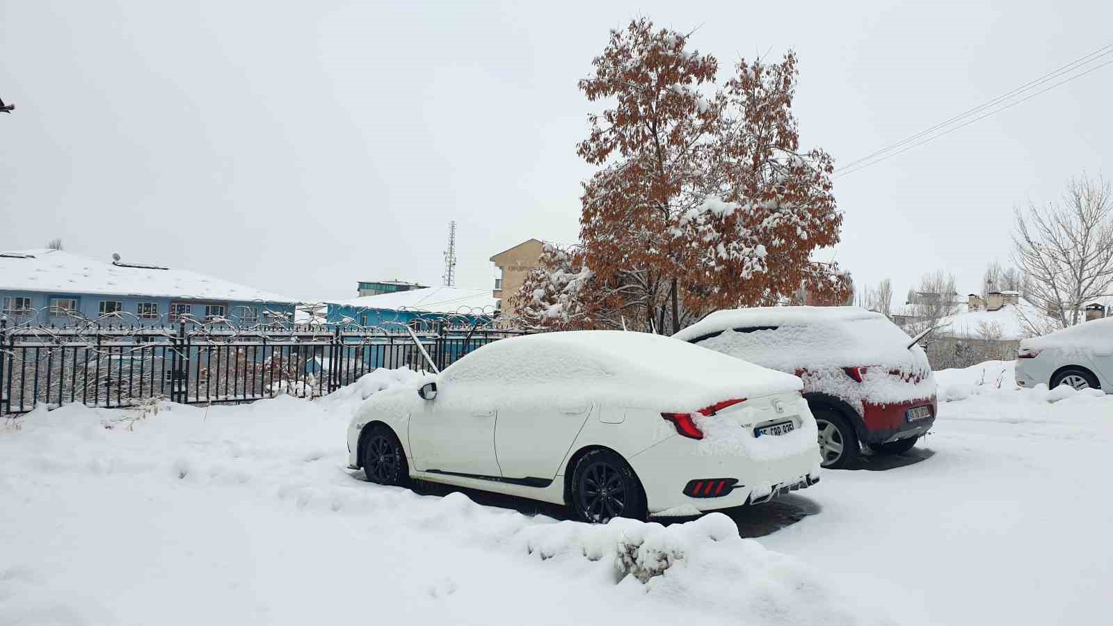 Başkale’de kar etkili oldu