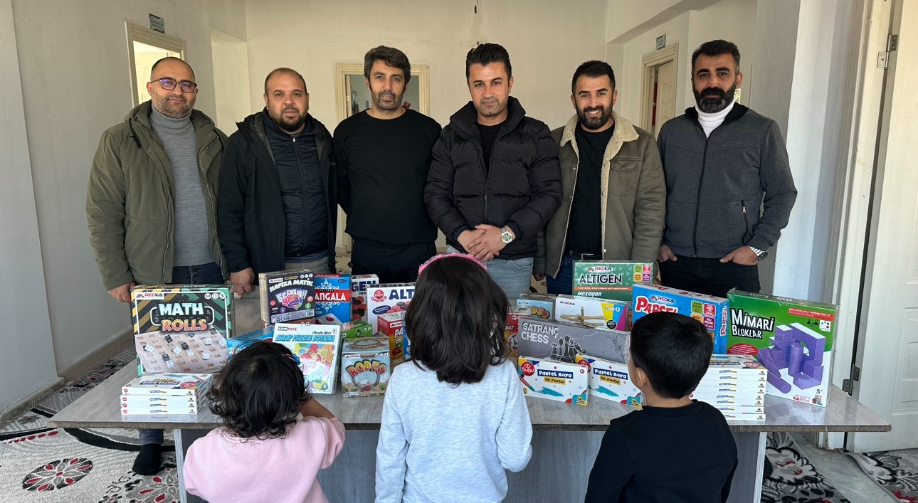 Yüksekova’da 16 okula 440 farklı eğitim ve zeka oyunu seti ile kırtasiye malzemesi hediye edildi
