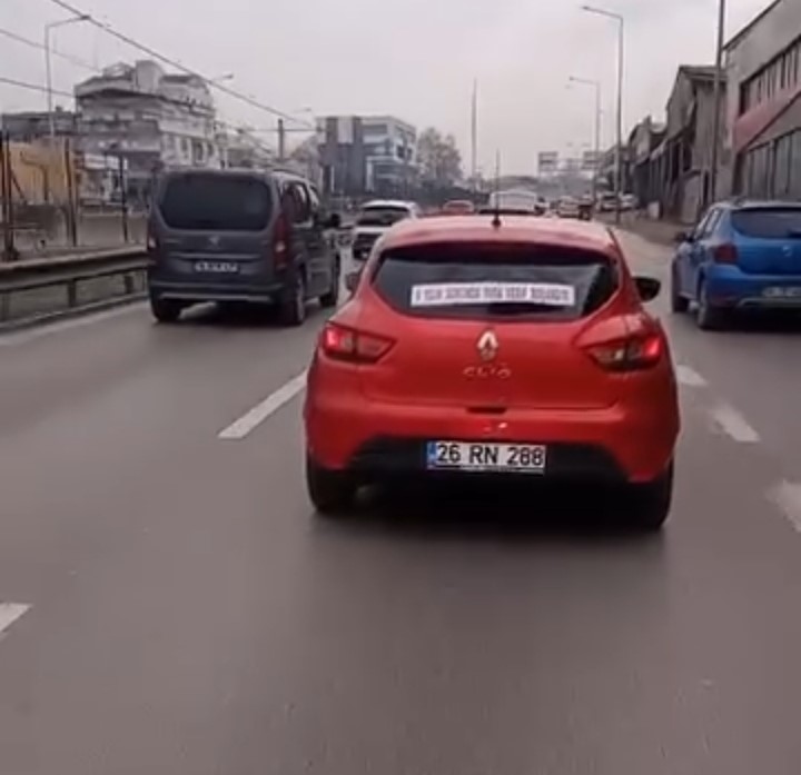 Boşanmayı düğün gibi kutladı: Bursa’da ilginç otomobil süslemesi güldürdü