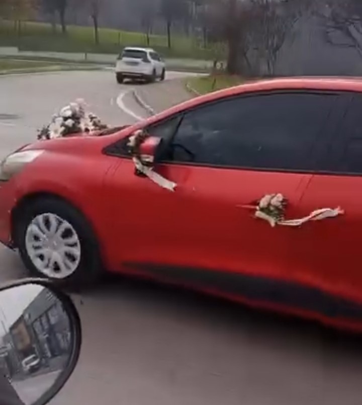 Boşanmayı düğün gibi kutladı: Bursa’da ilginç otomobil süslemesi güldürdü