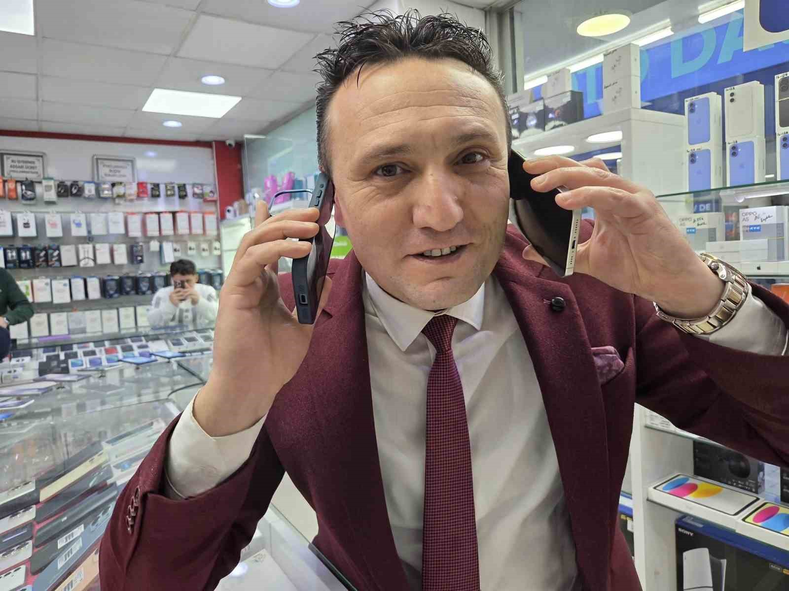 Döviz destesi masaya çıkınca telefoncu kendini tutamadı: Ağzı kulaklarına vardı