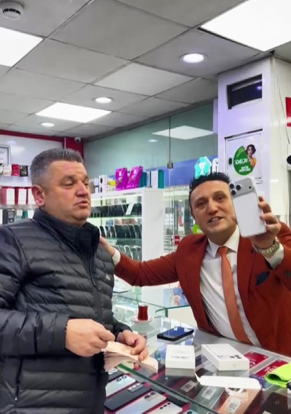 Döviz destesi masaya çıkınca telefoncu kendini tutamadı: Ağzı kulaklarına vardı