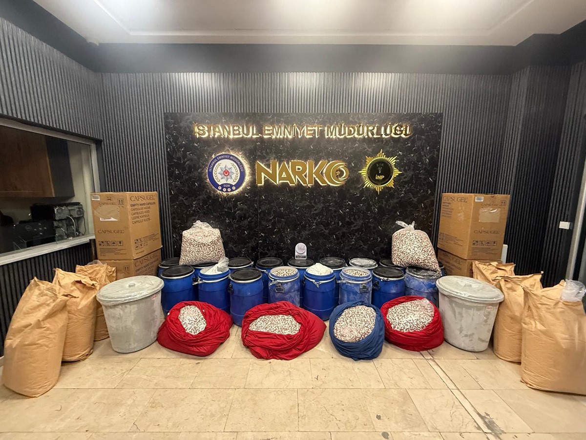 Bakan Yerlikaya: "İstanbul ve İzmir’de gerçekleştirilen uyuşturucu operasyonlarında 6 milyon 958 bin adet uyuşturucu hap ele geçirildi"