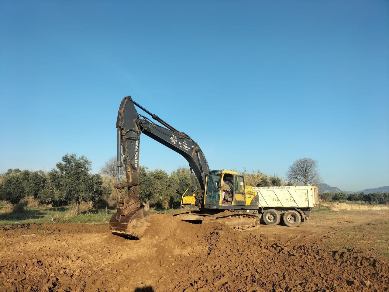 Büyükşehir, 17 ilçede çalışmalarını sürdürüyor