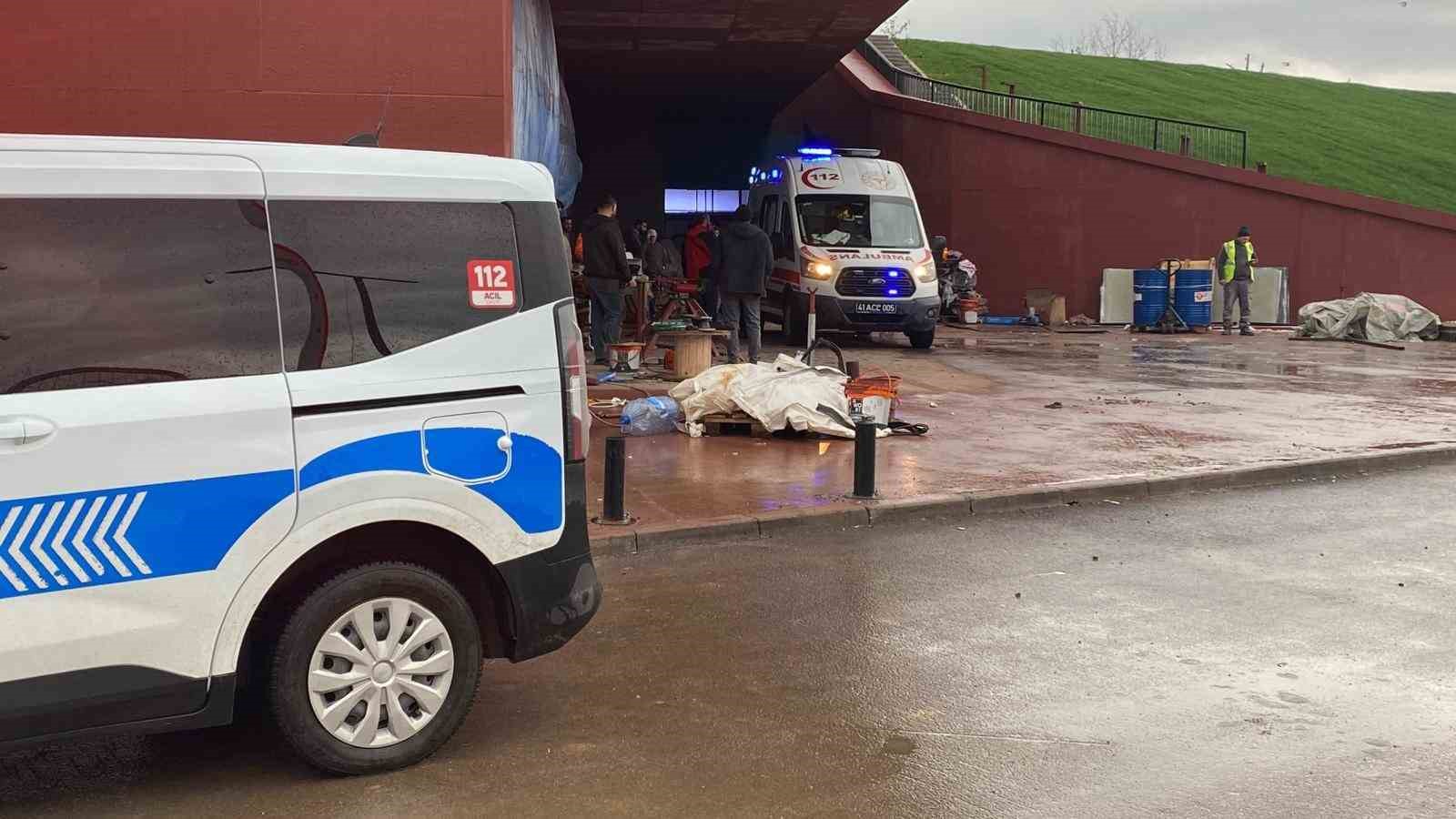 3 metre derinliğindeki boş akvaryuma düşen işçi yaralandı