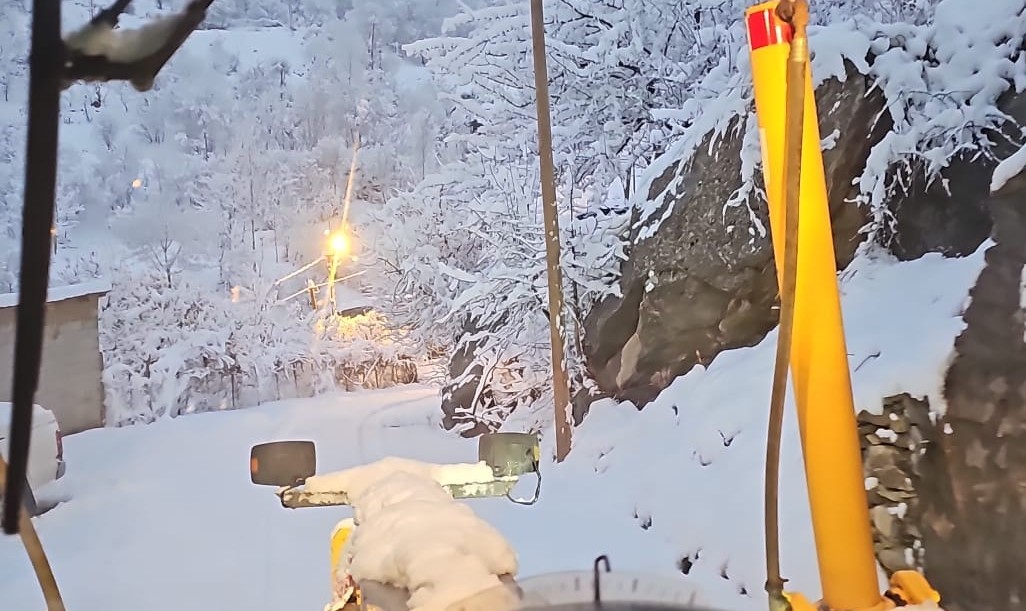 Hakkari’de karla mücadele ekibi gece kar mesaisinde