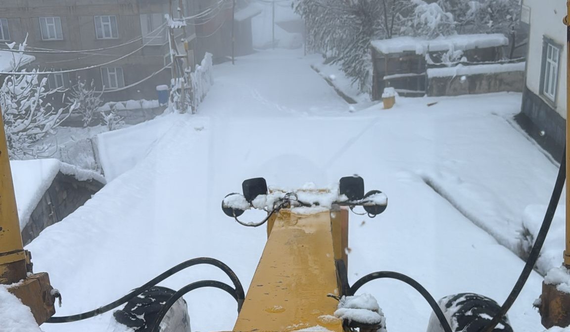 Hakkari’de karla mücadele ekibi gece kar mesaisinde
