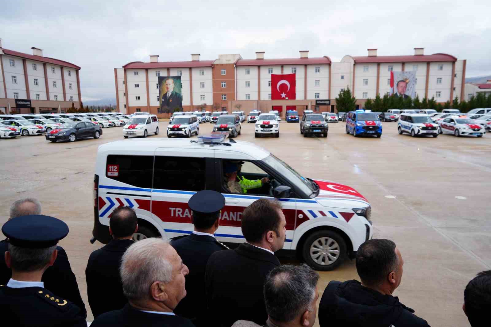Erzincan’da emniyet ve jandarmaya 122 yeni hizmet aracı teslim edildi