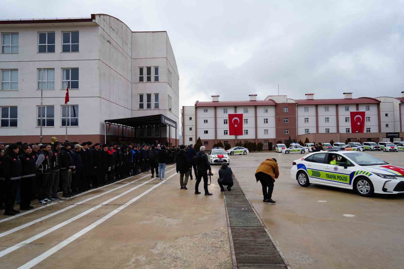 Erzincan’da emniyet ve jandarmaya 122 yeni hizmet aracı teslim edildi