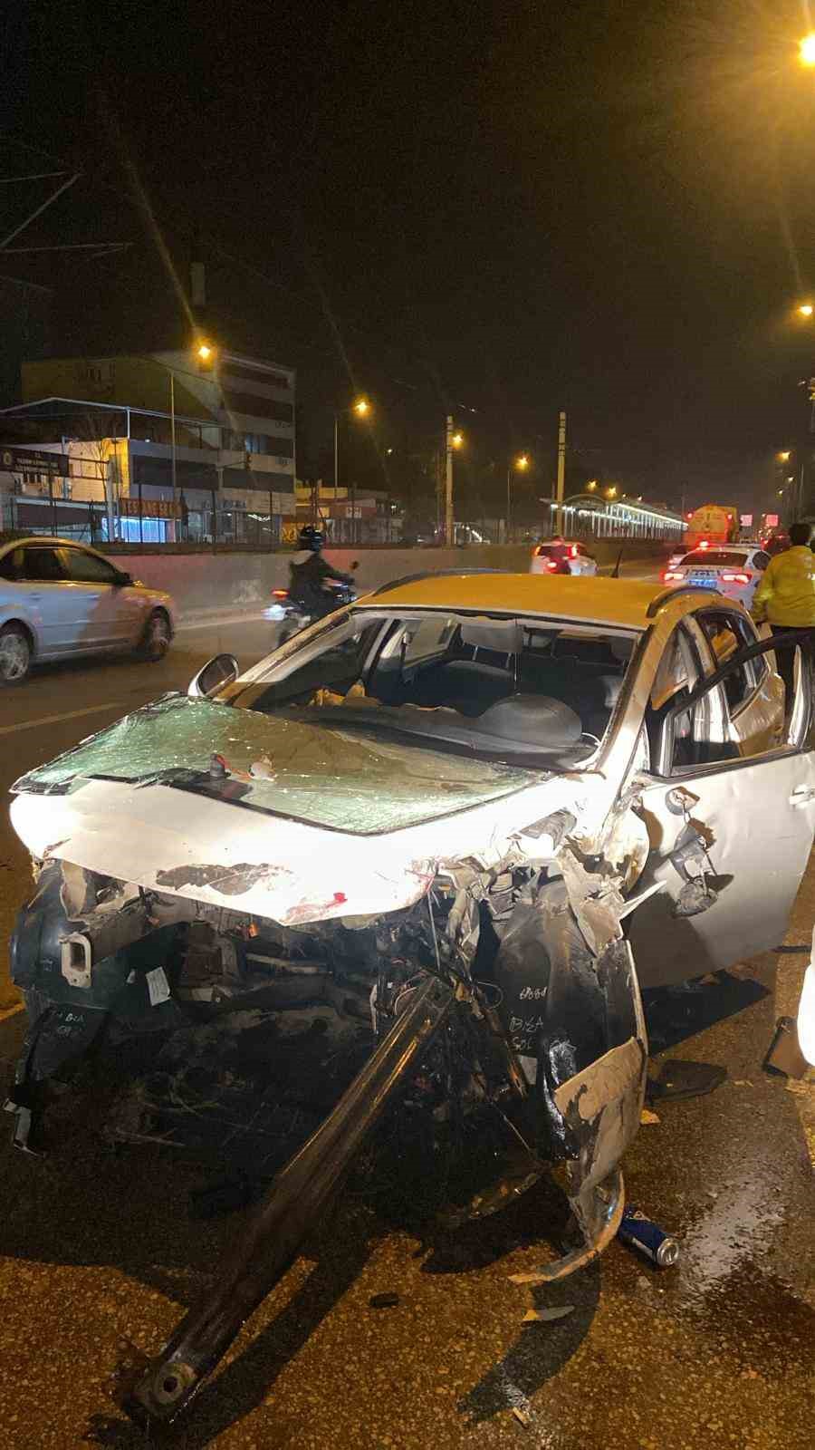 Ehliyetsiz genç, ağabeyinin otomobili ile makas atarken kaza yaptı