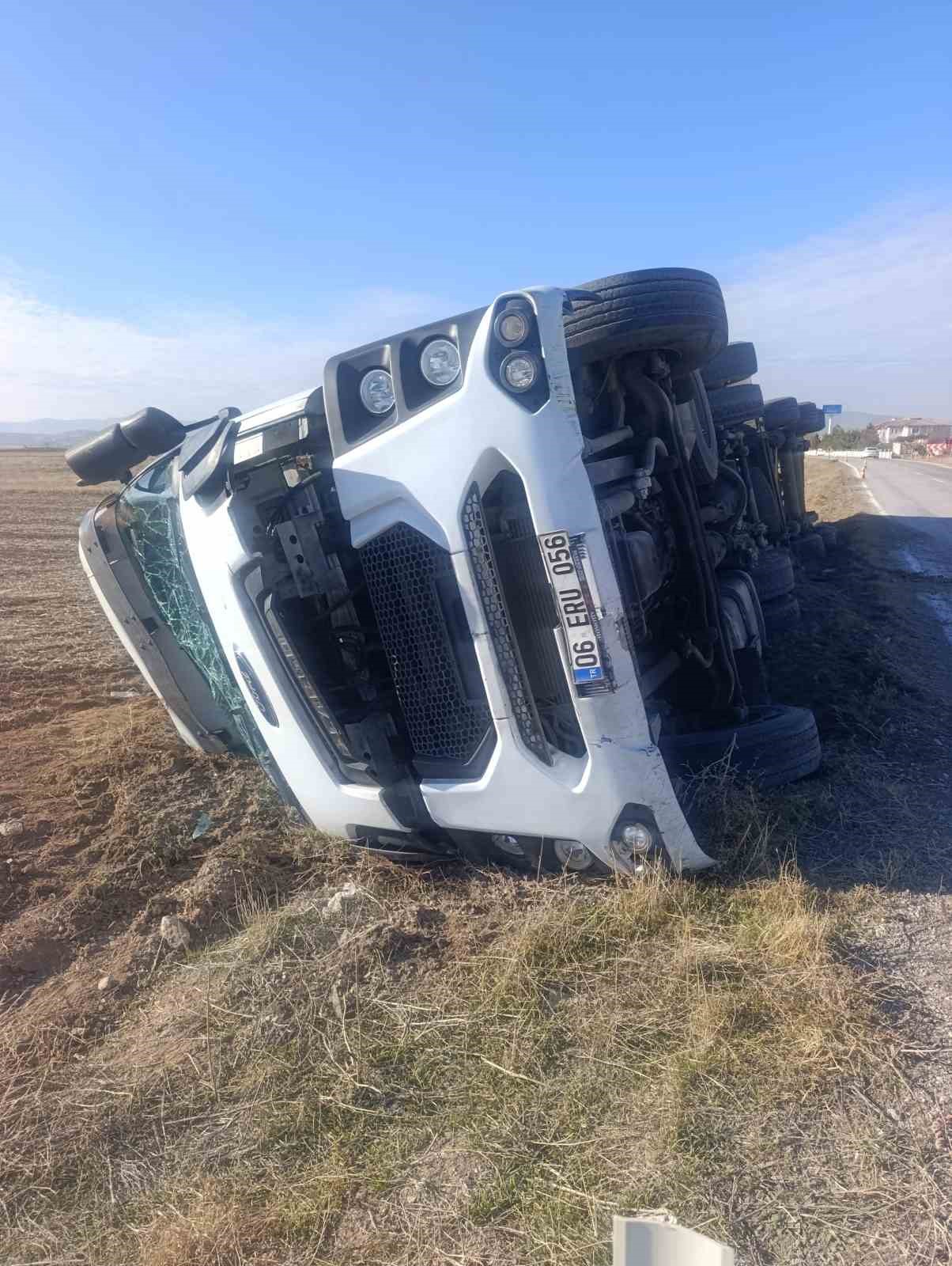 Kalorifer peteği yüklü tır devrildi, 1 kişi yaralandı