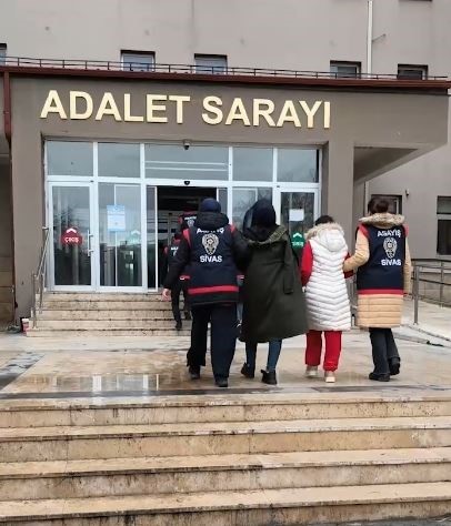 Evlilik vaadiyle dolandırdılar, kaçamadan yakalandılar