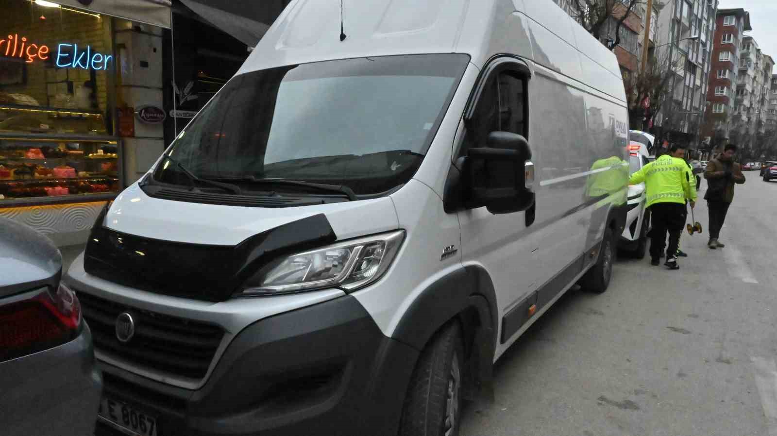 Kamyonet sol şeritte taksiden inen kadının ayağını ezdi