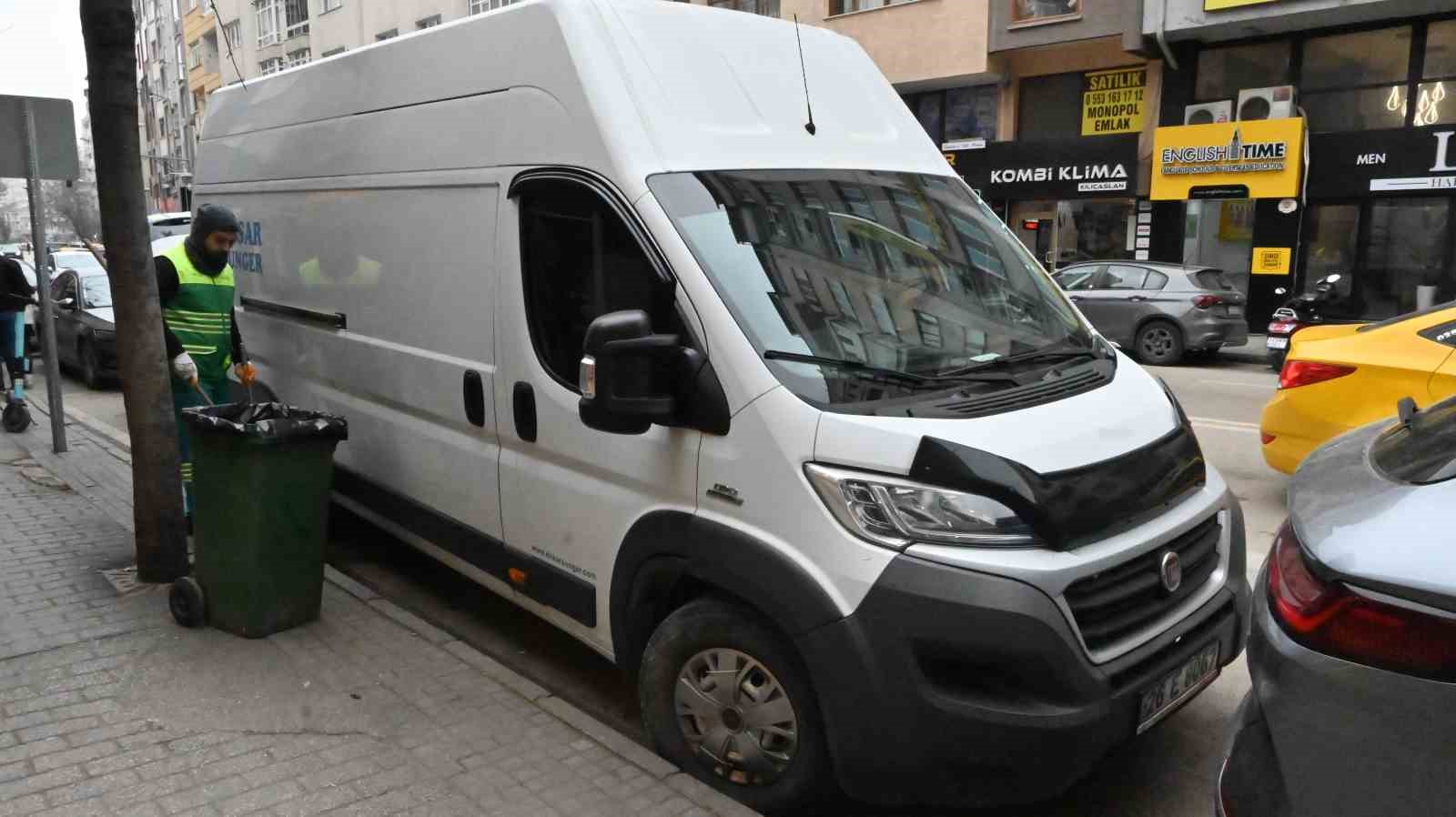 Kamyonet sol şeritte taksiden inen kadının ayağını ezdi