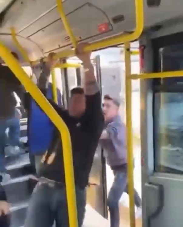 Bursa&rsquo;da satırlı saldırgan gözaltına alındı... Satırı pantolonunda taşıyormuş