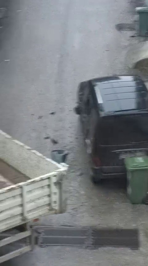 Bursa’da bir kamyon sokak arasındaki araca ağır zarar verip kaçtı