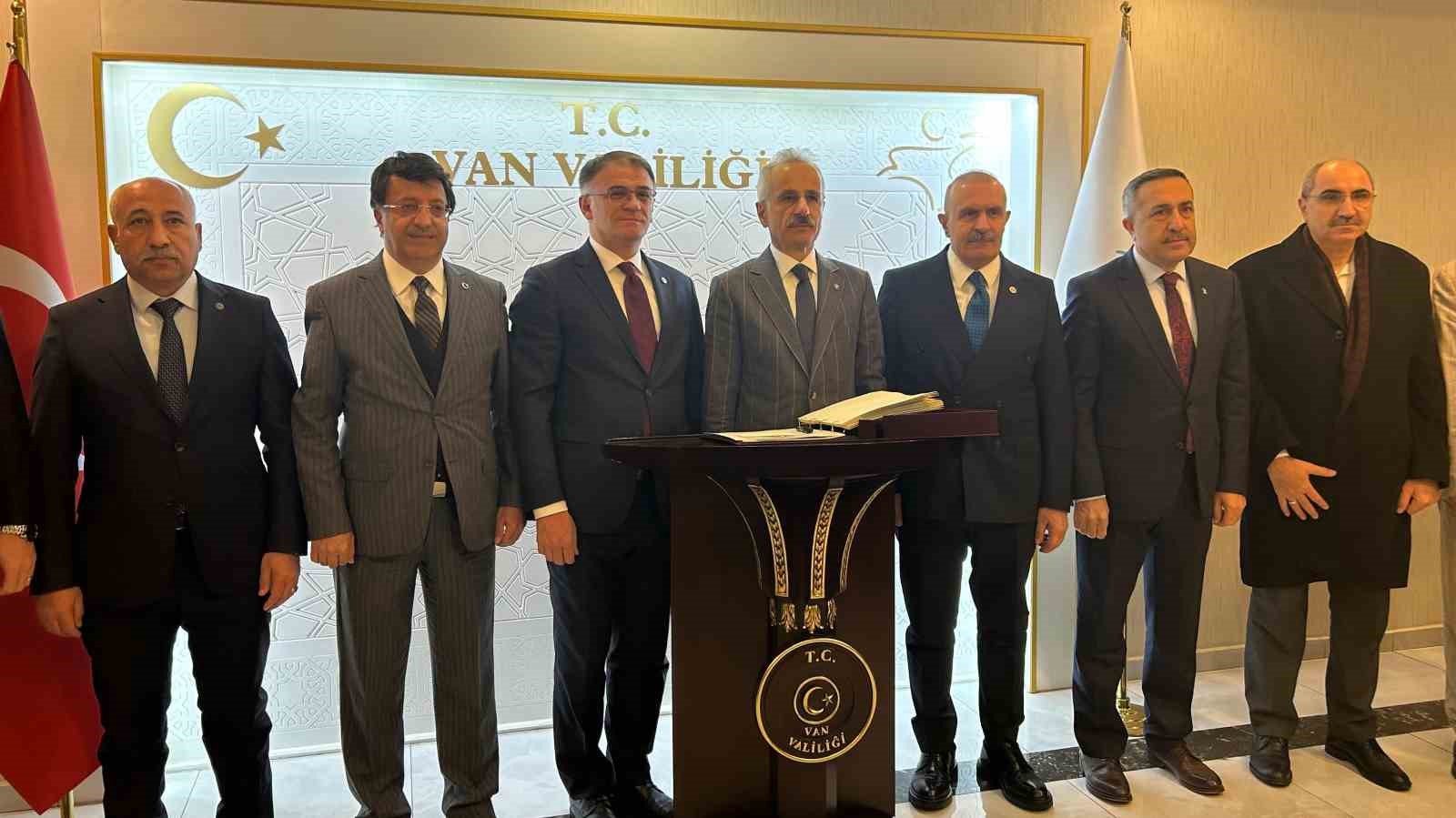 Ulaştırma ve Altyapı Bakanı Uraloğlu, Van’a geldi